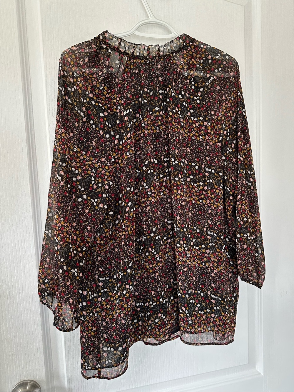 🔥2/$15 Reitmans Dark Floral Chiffon Peasant Blouse Ruffle Neck Sheer Boho V-Neck - Picture 4 of 11